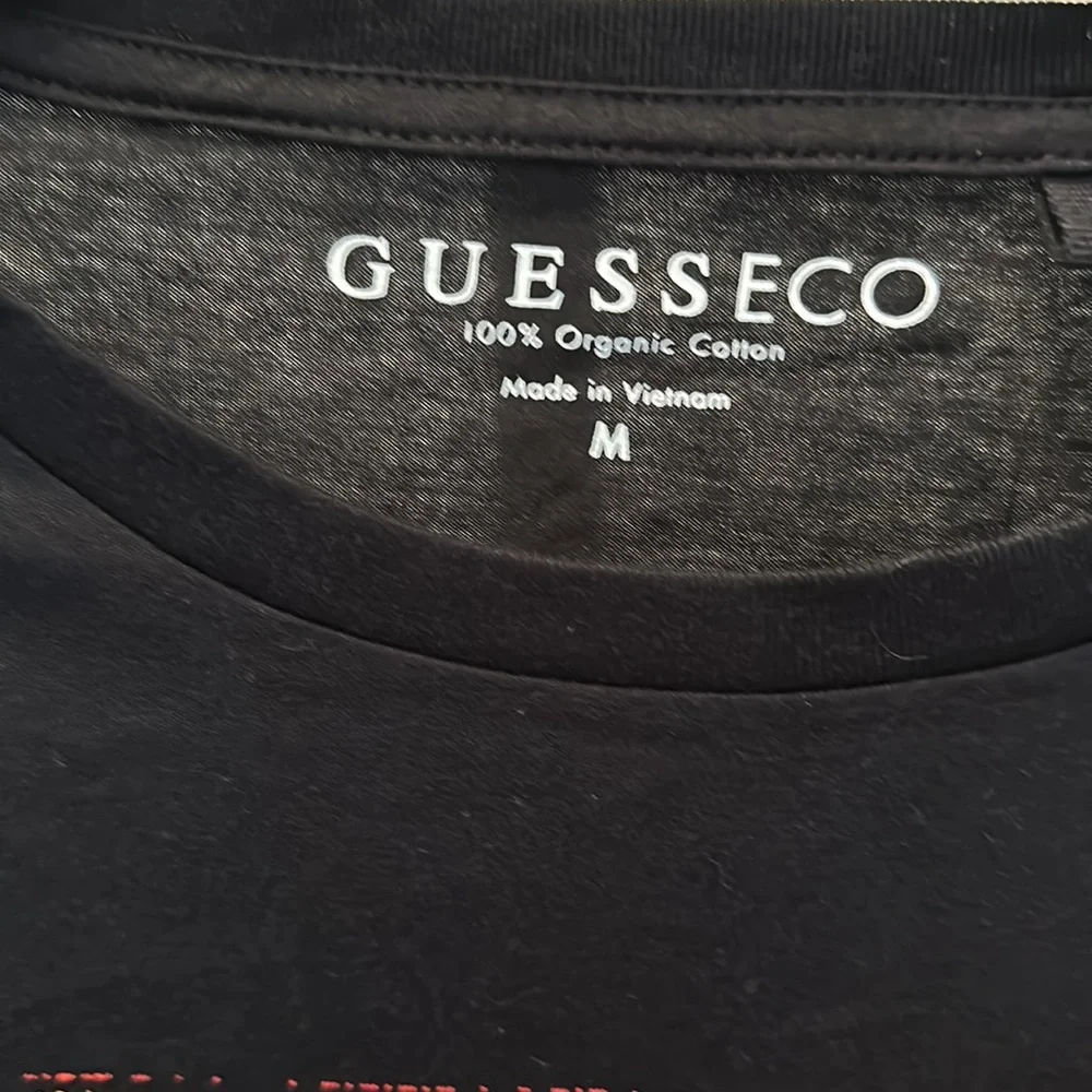Guess - Mens RARE Graphic T-Shirt Black Tee Raised Lettering Fiery Logo - Picture 9 of 16